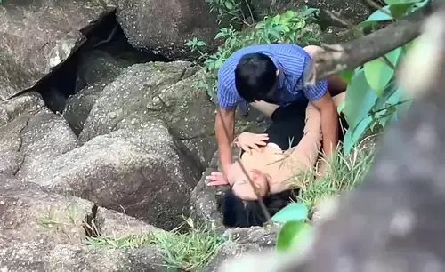 Đi du lịch với công ty mà em đồng nghiệp lén lút chịch bên bờ suối - brjggepk.co.uk